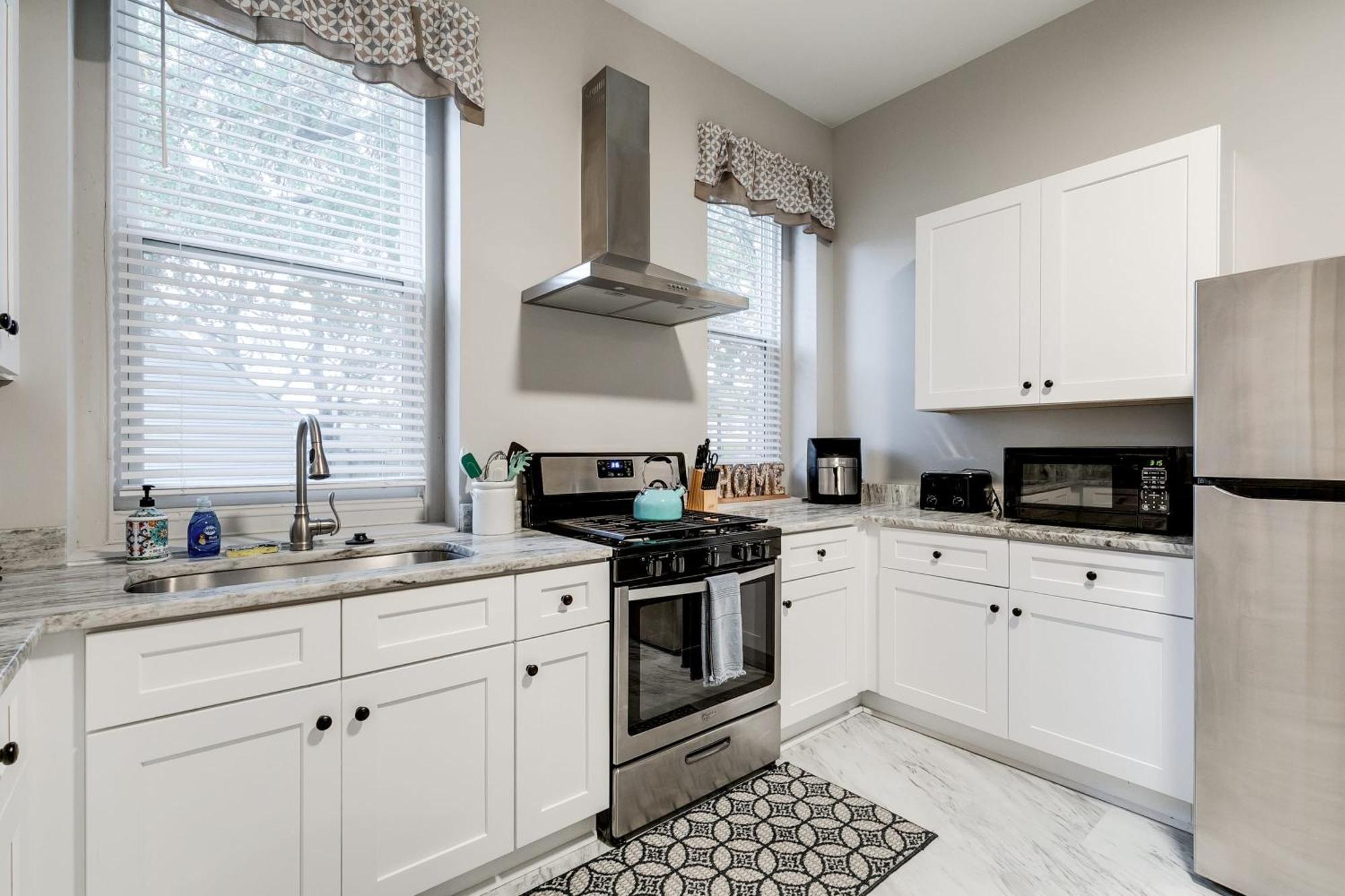 E1 Centrally Located In Carytown Fully Fenced Richmond Buitenkant foto
